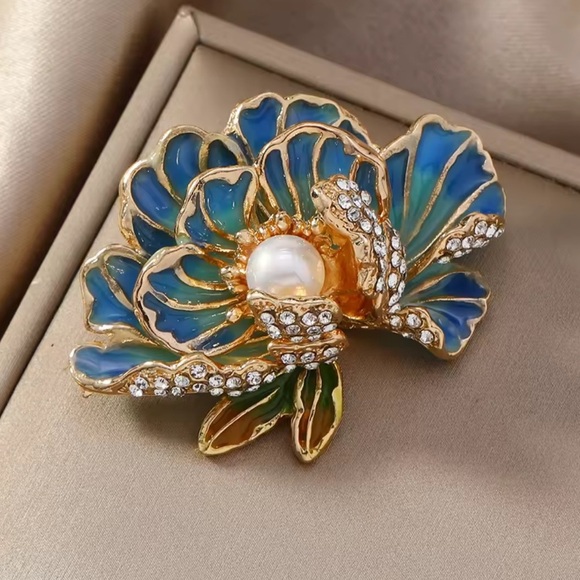 Blue Lotus Floral Pearl Brooch - Picture 1 of 6